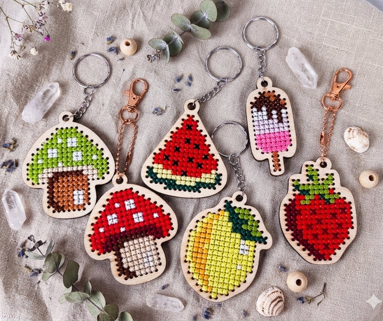 Handgestickter Schlüsselanhänger aus Holz mit Kreuzstich – Erdbeere, Pilz oder Melone