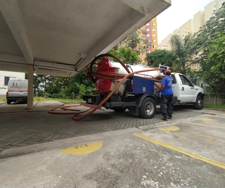 caminhão combinado de sucção e hidrojateamento para entupimentos gerais