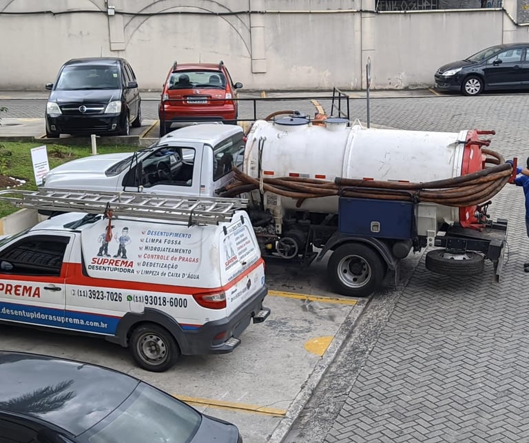 caminhão e carro da empresa suprema desentupidora