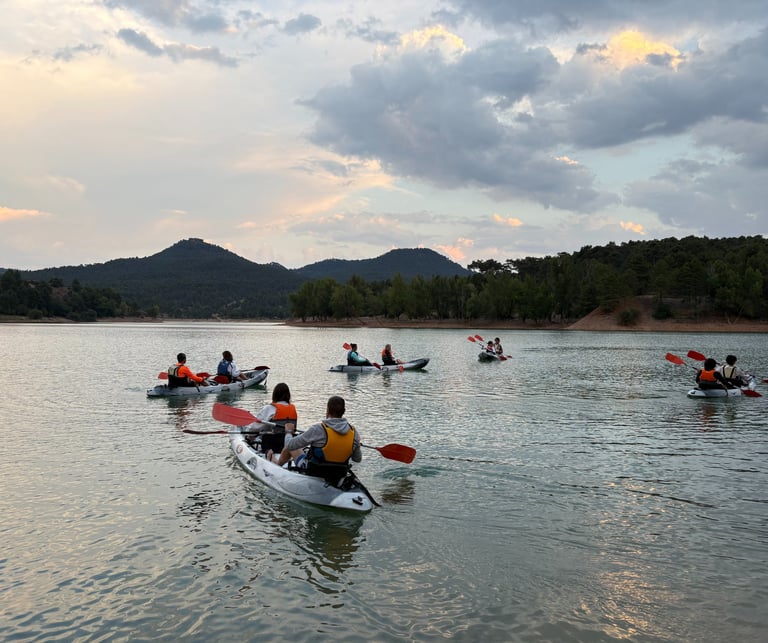 Grupo de piraguas en el embalse de la Toba con un precioso paisaje de la Serranía de Cuenca