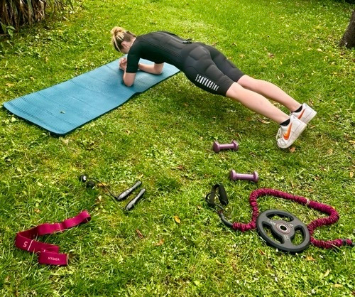 photo10 exercice avec tenue d'électrostimulation