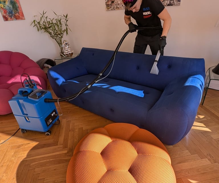 Un professionnel qui nettoie un canapé, fauteuil matelas tapis moquette sophia antipolis