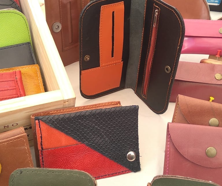 Un montón de carteras y monederos de diferentes colores.