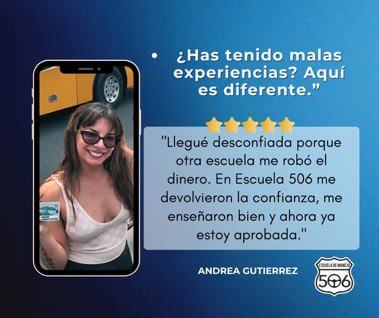 mujer mostrando licencia de conducir