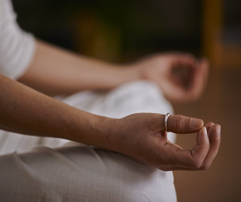 mujer sentada en sesión de Arogyadhama