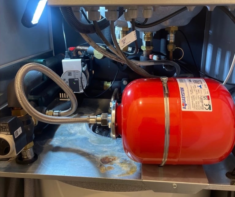 Dépannage PAC air-eau : expertise du module hydraulique intérieur par votre pro PAC OURAGAN.