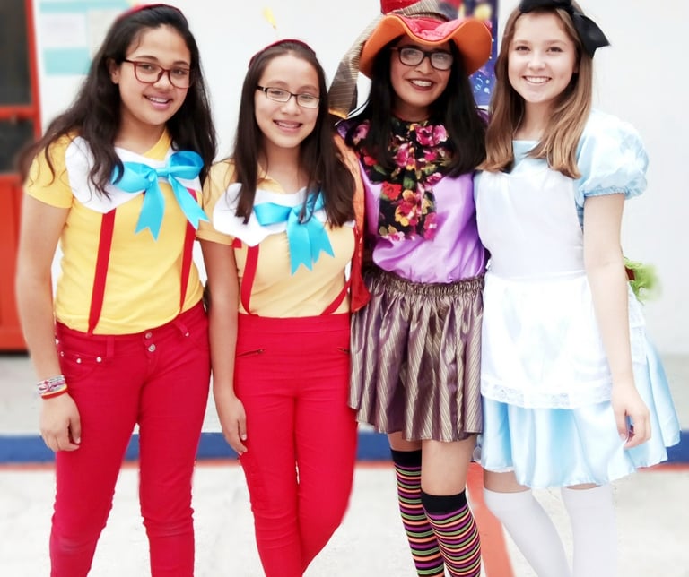 Estudiantes del Colegio Anglo Mexicano KIPS en festival escolar con disfraces.