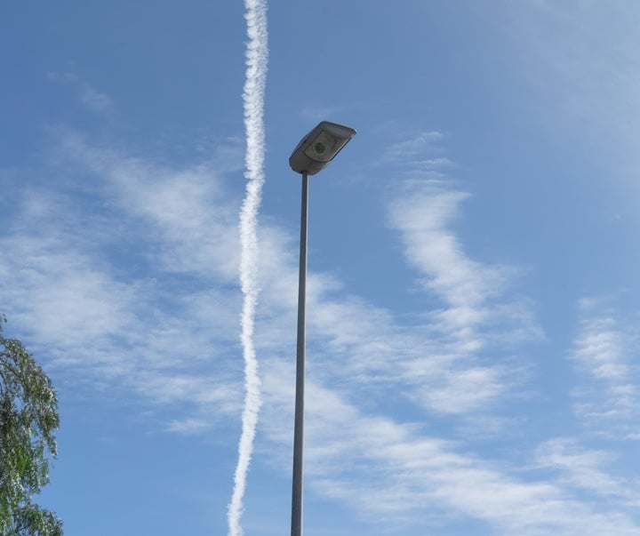  Contaminación: un avión a reacción dejando una estela de humo - Foto: Pablo Ruiz Carretero