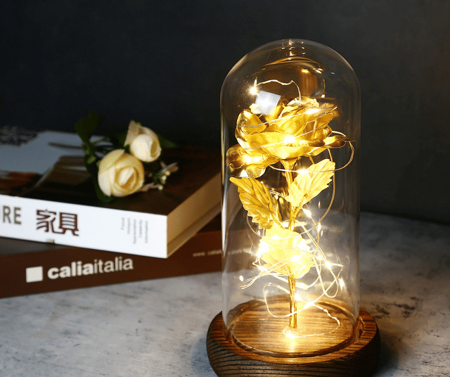 Rose éternelle dorée sous cloche