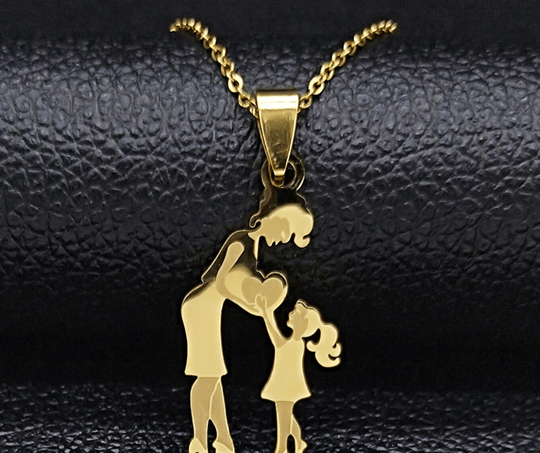 Collier doré fête des mamies