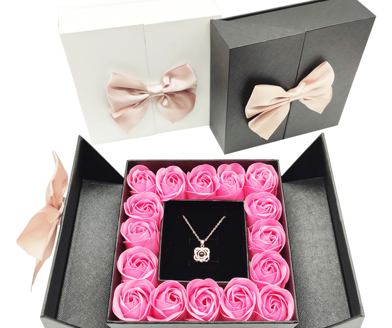 Coffret noir avec roses et bijou