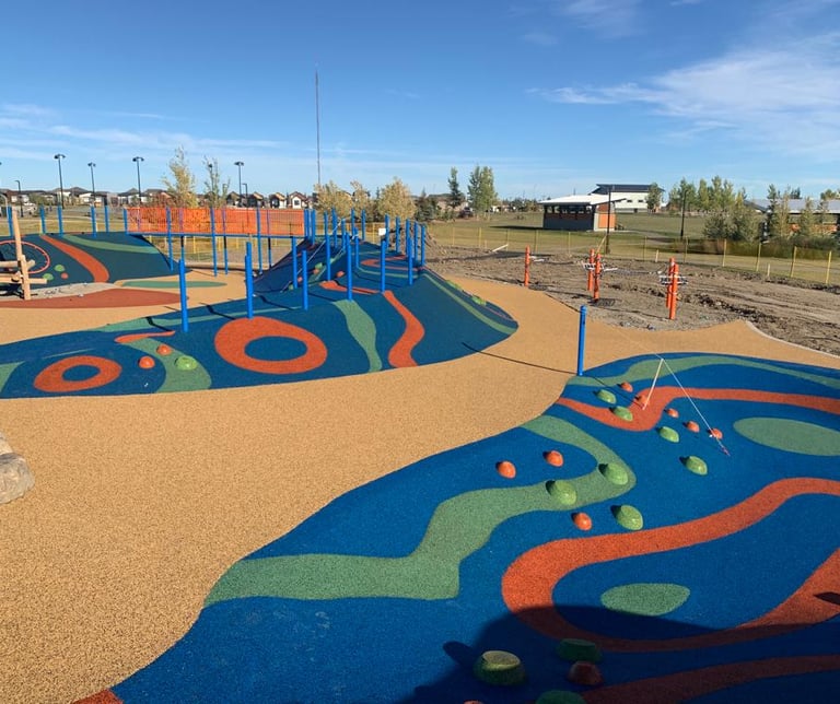 Sloped rubber play surfacing