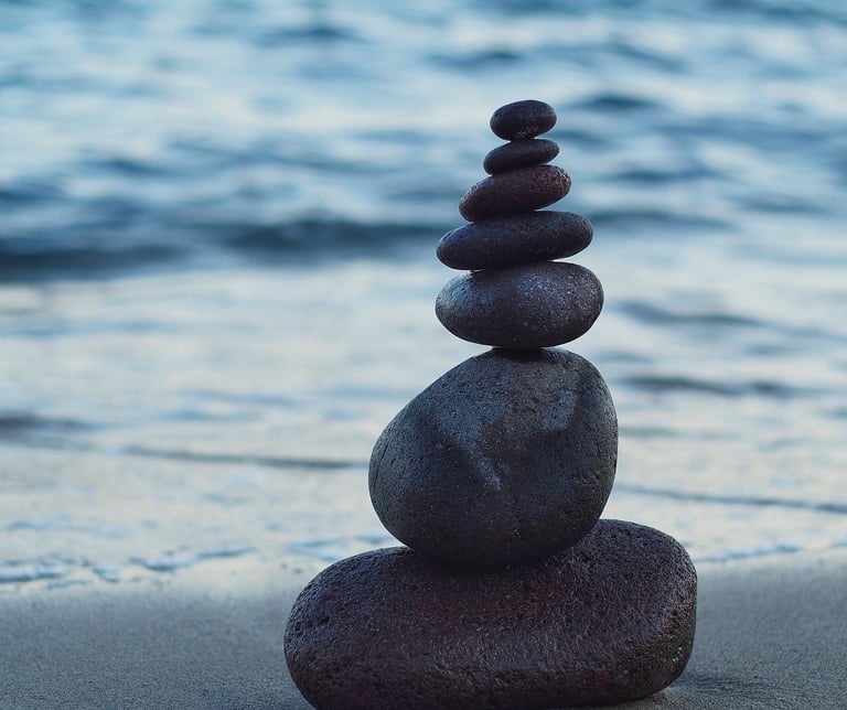 Tas de cailloux qui représente les outils de la kinésiologie