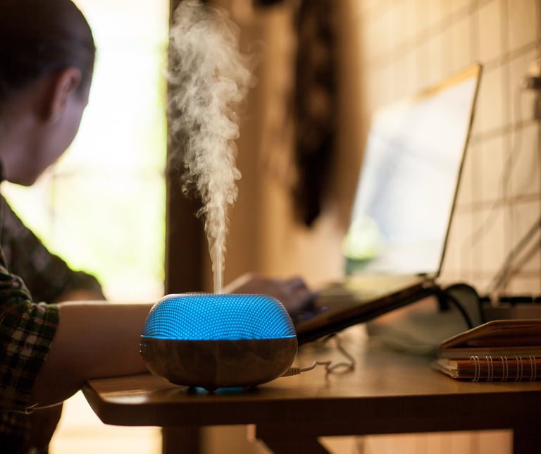 mesa de escritório com difusor de óleos essenciais