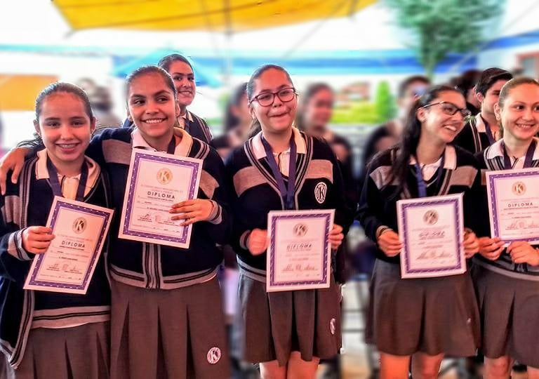 Alumnas del Colegio Anglo Mexicano KIPS recibiendo diplomas de reconocimiento en Valle Dorado Tlalnepantla.