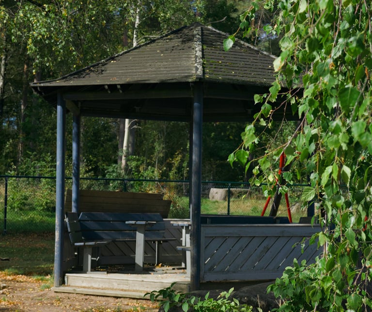 Lusthus på baksidan av förskolan Långagård i Moheda