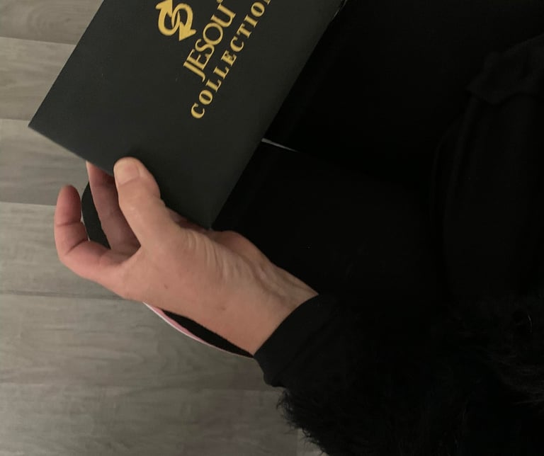 Une femme ouvrant un coffret de bijoux