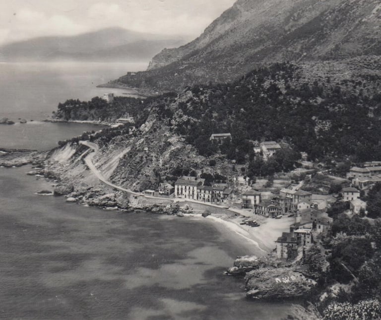 Veduta d'epoca in bianco e nero del villaggio costiero prima della costruzione del porto di maratea