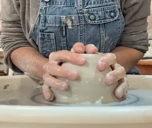 Anne Olgiati, créatrice artisane céramique de l'atelier Dès 2mains