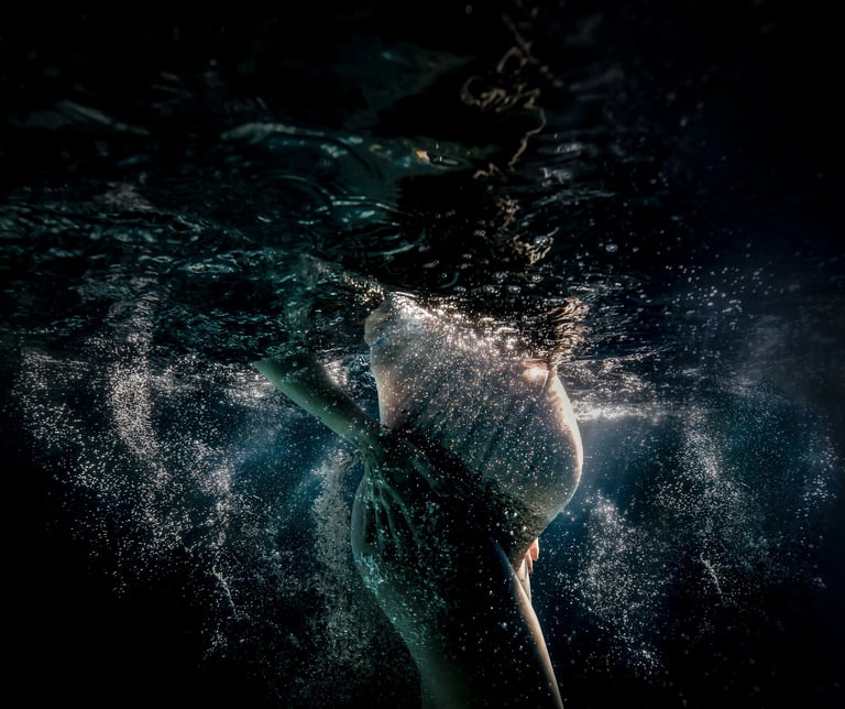 Grossesse underwater du ventre avec bulle
