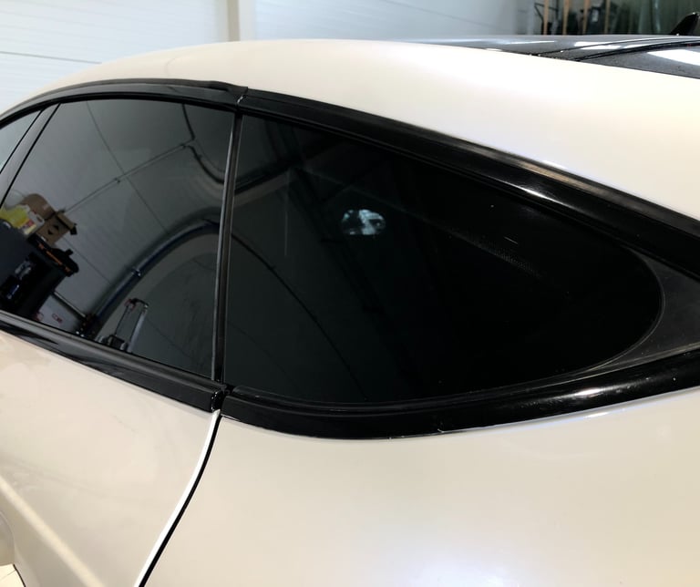 Automobilių stiklų tamsinimas plėvele Kaunas kaina