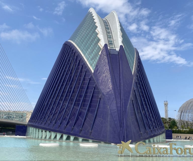Edificio Ágora de la Ciudad de las Artes y las Ciencias de Valencia, estructura futurista de color a