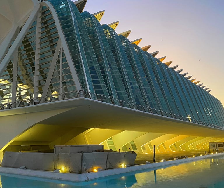 Museo de las Ciencias Príncipe Felipe en Valencia al atardecer, con su característica arquitectura