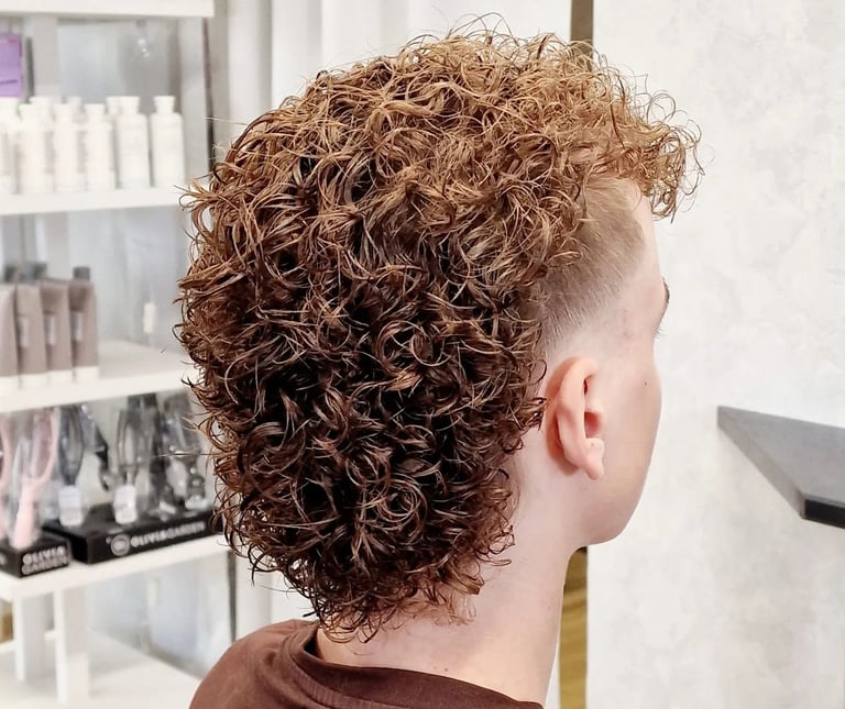 Nuorelle miehelle permanentti eli kiharat ja mullet-hiusmalli