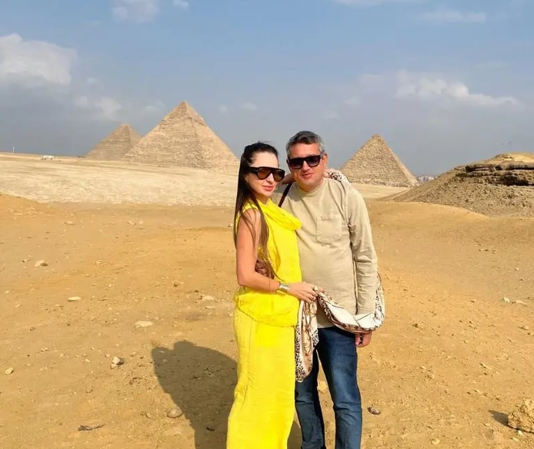 Casal de turistas do brasil visitando as piramides de gize com o guia hadi durante o passeio de um dia para as piramides 