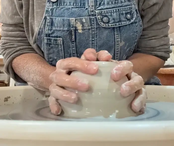 Anne Olgiati, créatrice artisane céramique de l'atelier Dès 2mains