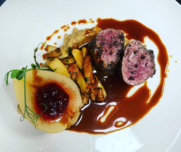 Rehfilet mit Sommerkohl,  kräuterseitlings und Garnitur 