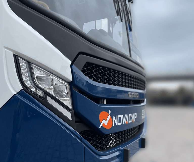 imagem em close-up da dianteira de um ônibus 0km da Novacap