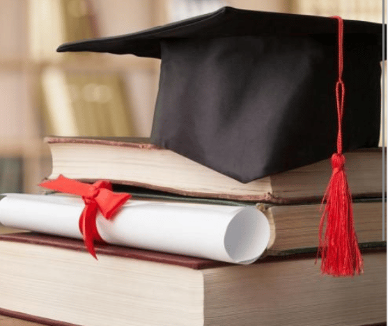 image diplôme et chapeau de diplomé