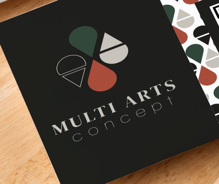 un support imprimé , un fond noir, un logo formé de 4 gouttes et le nom multi arts concept
