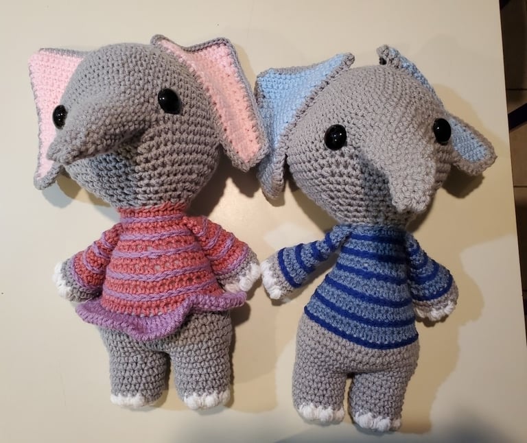 Photo of two Crochet Elephants with a pink shirt and a blue shirt