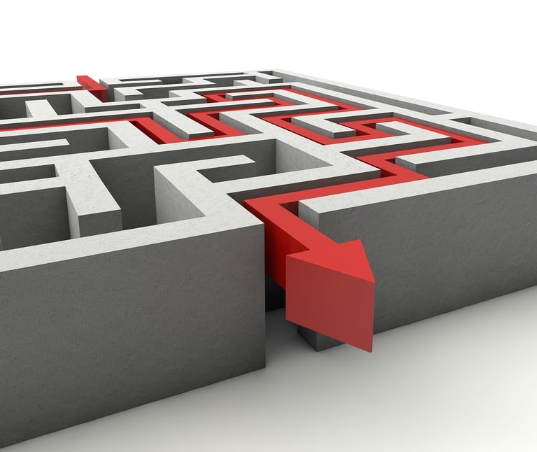 Roter Weg durch graues Labyrinth – Symbol für Klarheit in schwierigen Führungsgesprächen