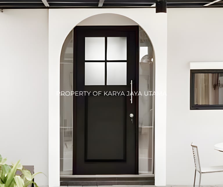 Pintu solid wood panel finishing Duco sebagai pintu utama rumah tinggal