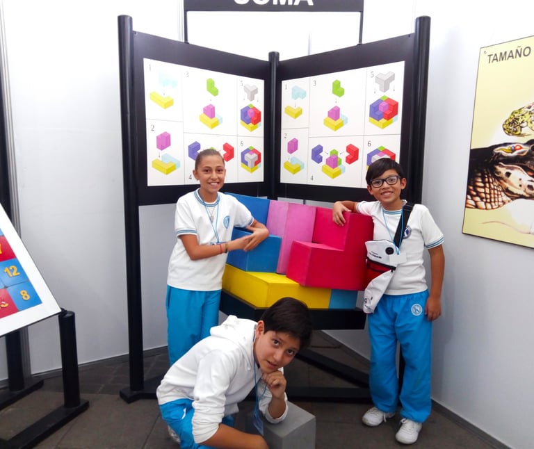 Niños de primaria del Colegio Anglo Mexicano KIPS en actividad de matemáticas en Valle Dorado Tlalnepantla.