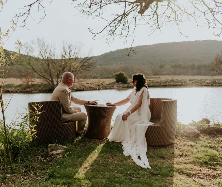 couple de mariés au bord d'un lac provence
