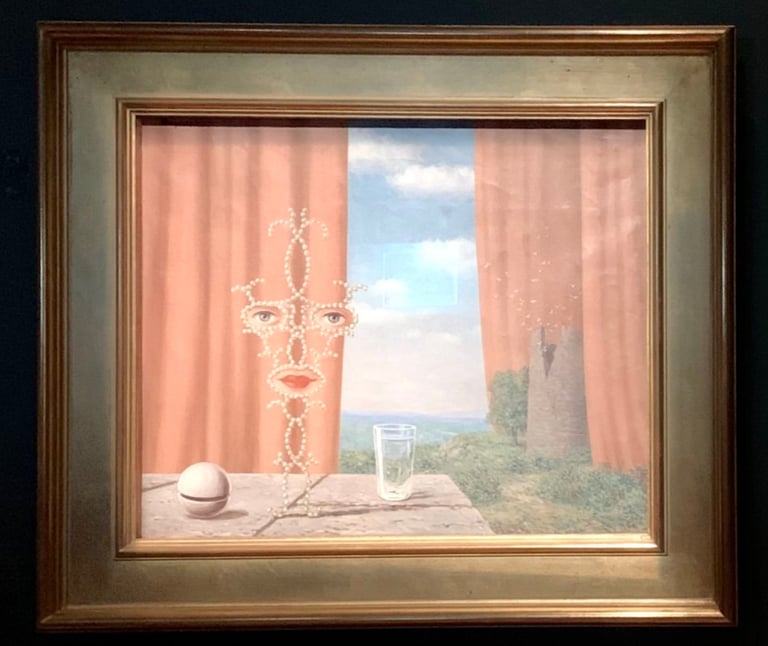 Photo of the painting Shéhérazade by Rene Magritte at the Magritte Museum in Brussels