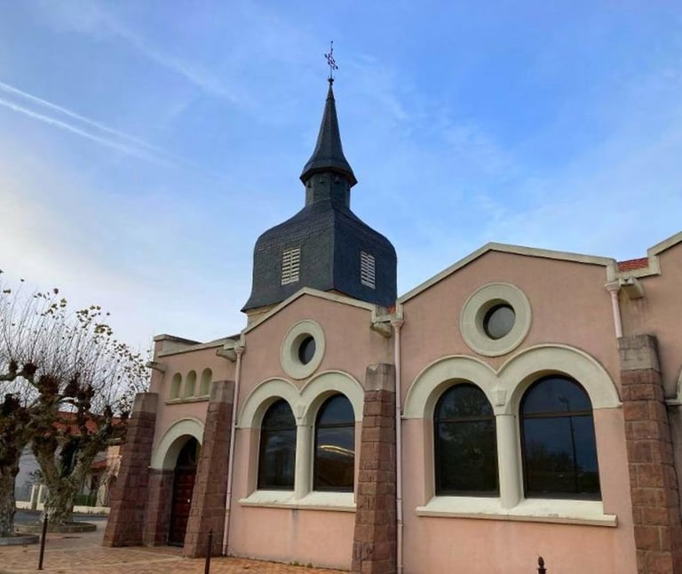 extérieur de l'église de saint clément dan les Landes