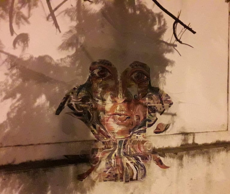 en cours de collage nocturne, les lumières ont projeté avec l'ombre une chevelure éphémère sur la composition