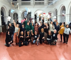 Estudiantes de Noelia sonriendo y lanzando pañuelos al aire al finalizar la clase
