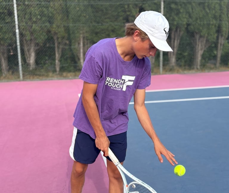 Grégoire Denis joueur de tennis en entraînement intensif et progression
