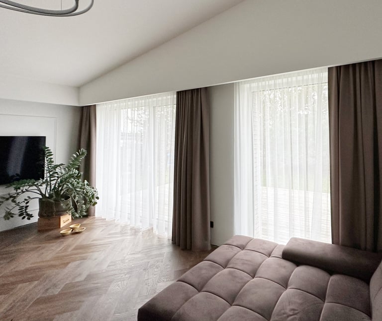 šokoladinės spalvos užuolaidos