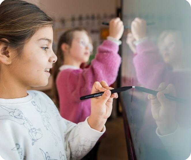 Niños usando pantalla interactiva i3Connect Elm 2