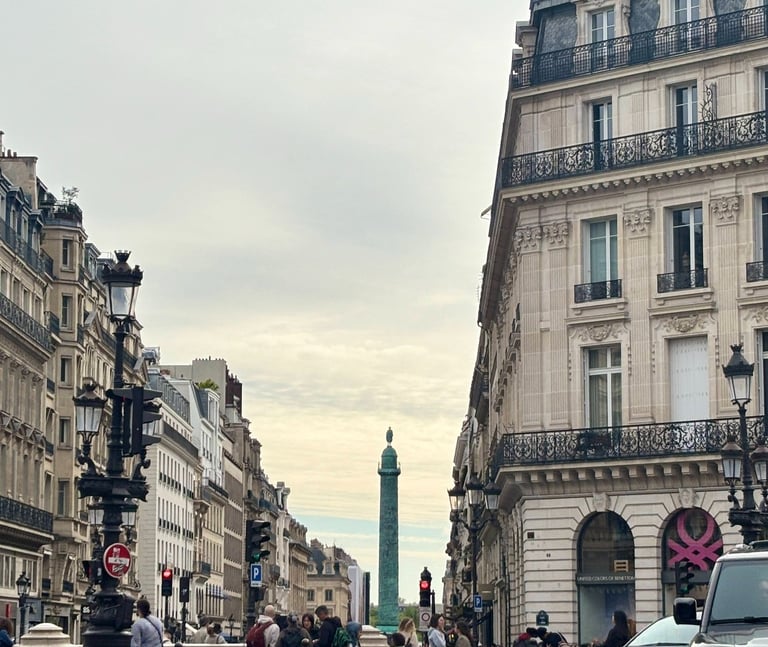 París dinámico con estatua: energía local de Iusfracol en servicios legales