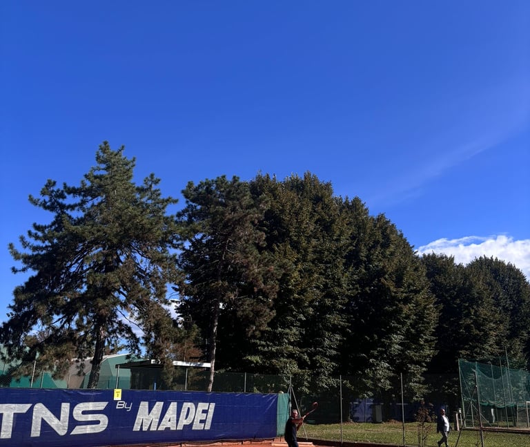 Campo da tennis in terra rossa presso il Centro Tennis Aeronautica, Milano.