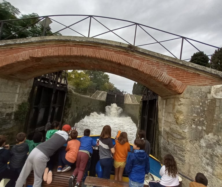 Enfants découvrant le fonctionnement des écluse sur le Canal d'une classe croisière