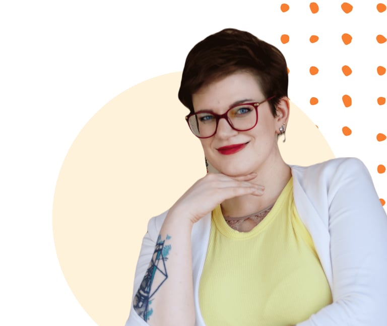 ein Photo von Swana Schuchmann, Diversity Trainerin. Sie trägt einen weißen Blazer und lächelt